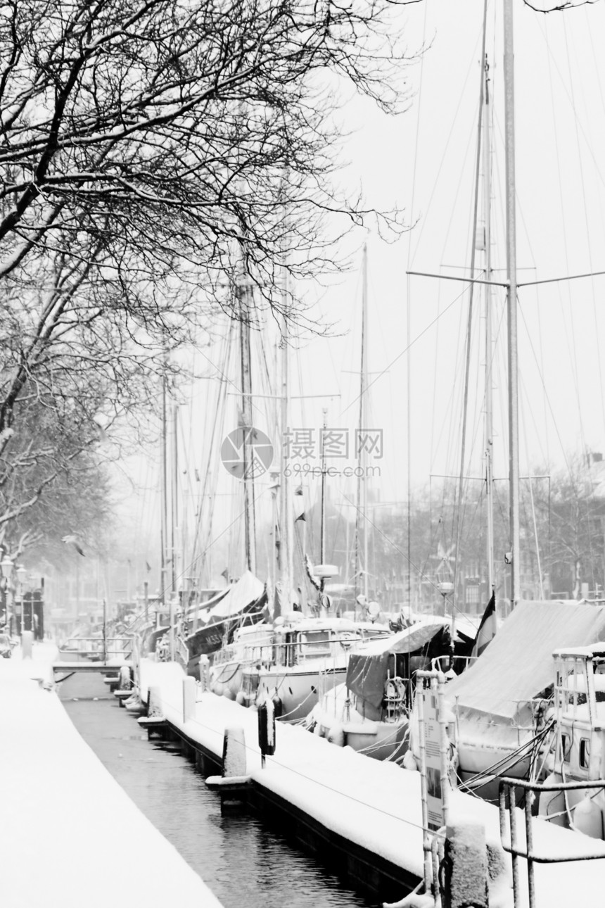 冰雪中的游艇-黑白图片