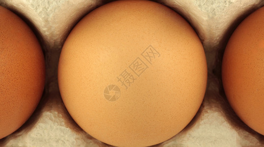 鸡蛋包装箱宏观健康包装椭圆形纸盒棕色背景图片