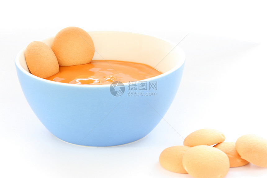 带孩子的红碗水果和海绵饼干米饼干爸爸食物糊状服务橙子果味海绵蓝色白色图片