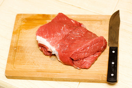 生牛肉牛扒猪肉红色印章杂货木板木头桌子宏观食物背景图片