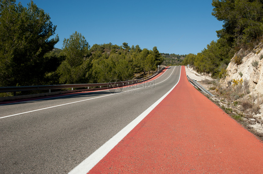 有自行车车道的公路风景红色交通晴天森林自行车道分数上坡小路途径图片