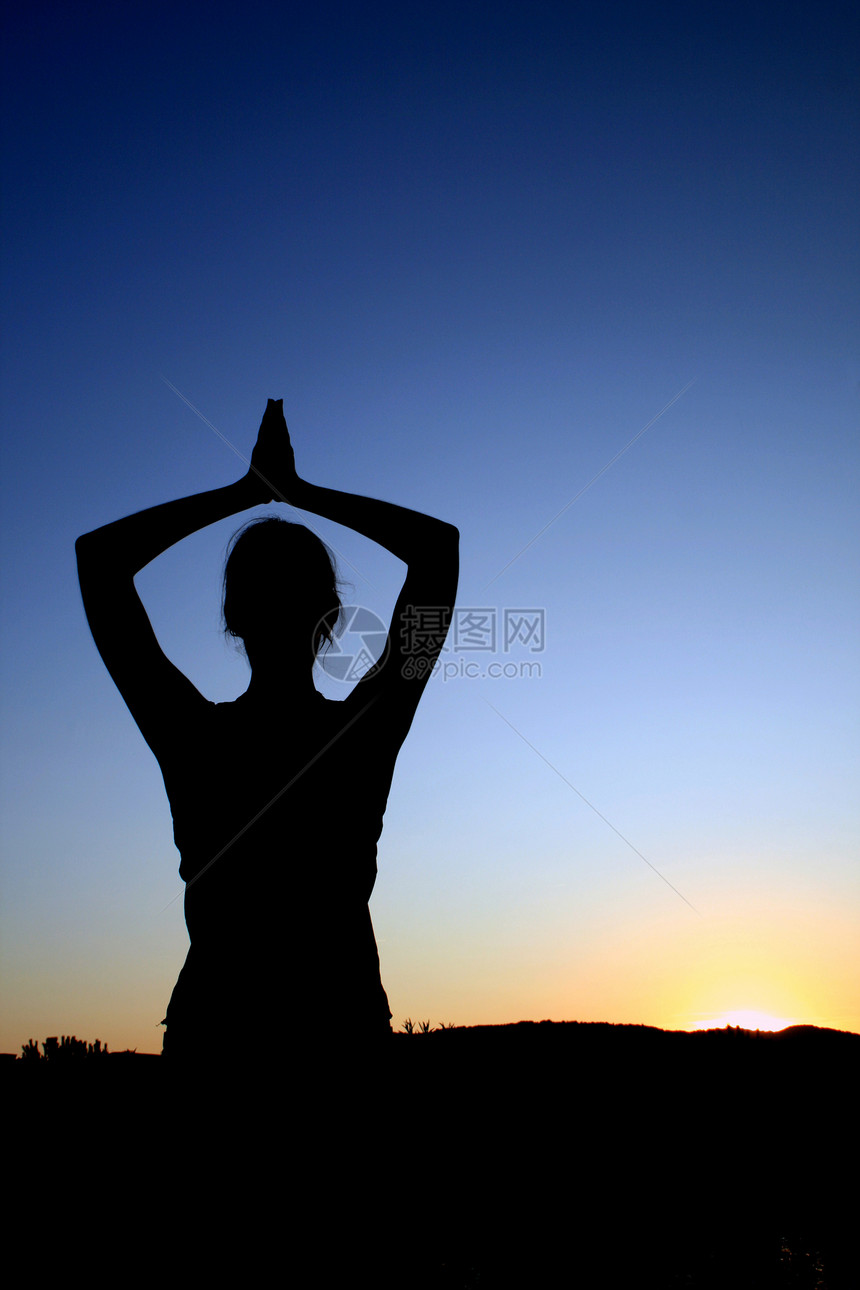 Asana瑜伽脉轮佛经专注冥想哈达精神呼吸姿势阴影哲学图片