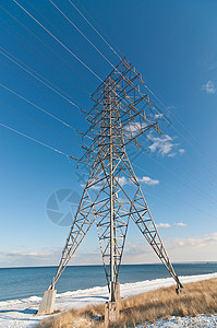 湖边的电气传输塔电金象隆天空电线电力环境照片能量线路电网力量活力背景图片