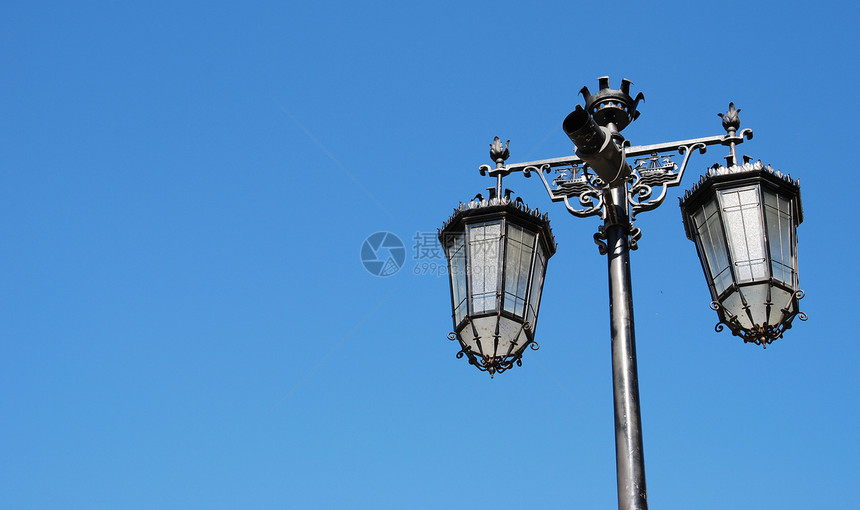 街灯哨所灯泡天空金属街道建筑学蓝色古董活力灯柱玻璃图片