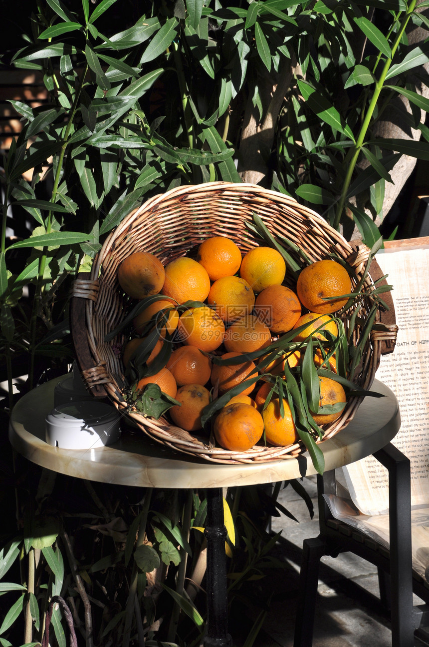 橙子棕色情调异国甜点篮子柳条圆形水果手工业叶子图片