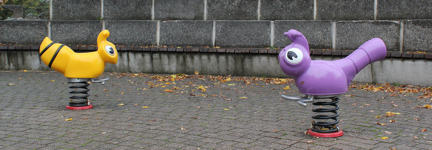 儿童游乐场玩具塑料树叶婴儿公园紫色乐趣喜悦童年草地背景图片