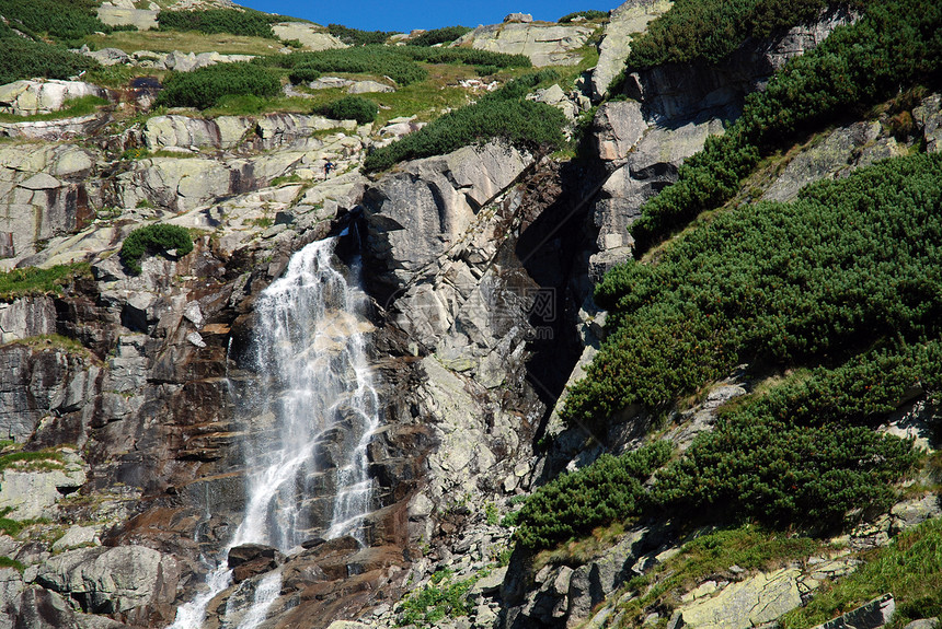 塔塔山冒险草地山峰天空山脉树木海拔顶峰森林热情图片