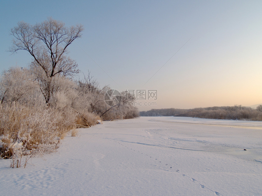 在冰冻的乌苏里河冰上图片