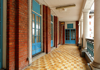 蓝色的门旧楼的步行道背景