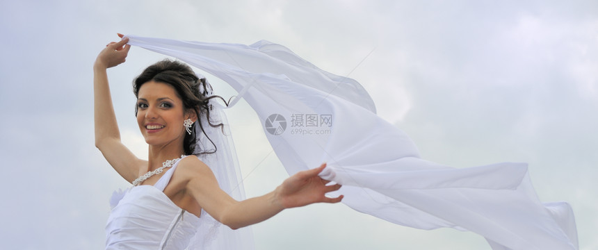 披着面纱的新娘婚礼新人快乐已婚幸福青年女性裙子头发天空图片