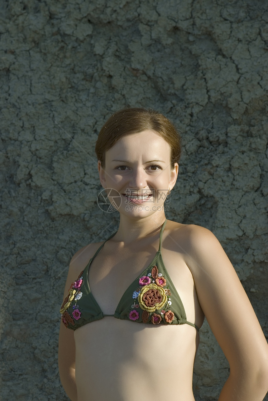 一个微笑的女孩的肖像女性游泳衣智力肩膀成年人幸福工作室乐趣快乐眼睛图片
