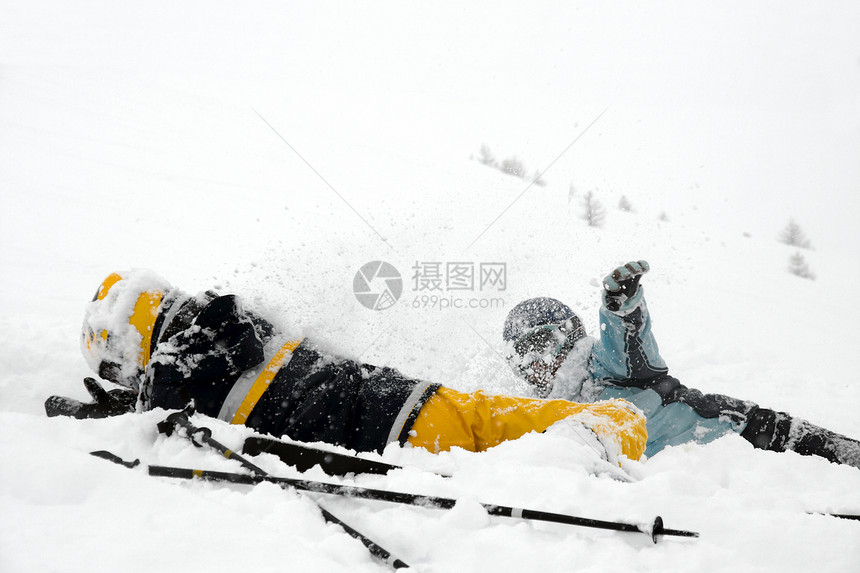 雪假期幸福滑雪生活朋友们斗争欢呼女性娱乐闲暇图片