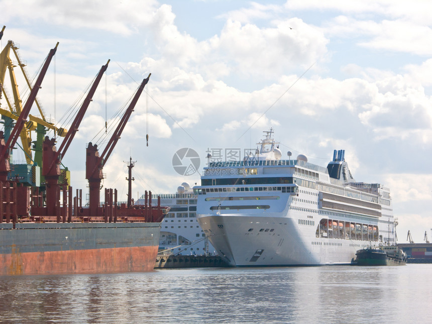 贸易港的大型客运船血管洲际游客港口货物车辆龙门架旅行天空巡航图片