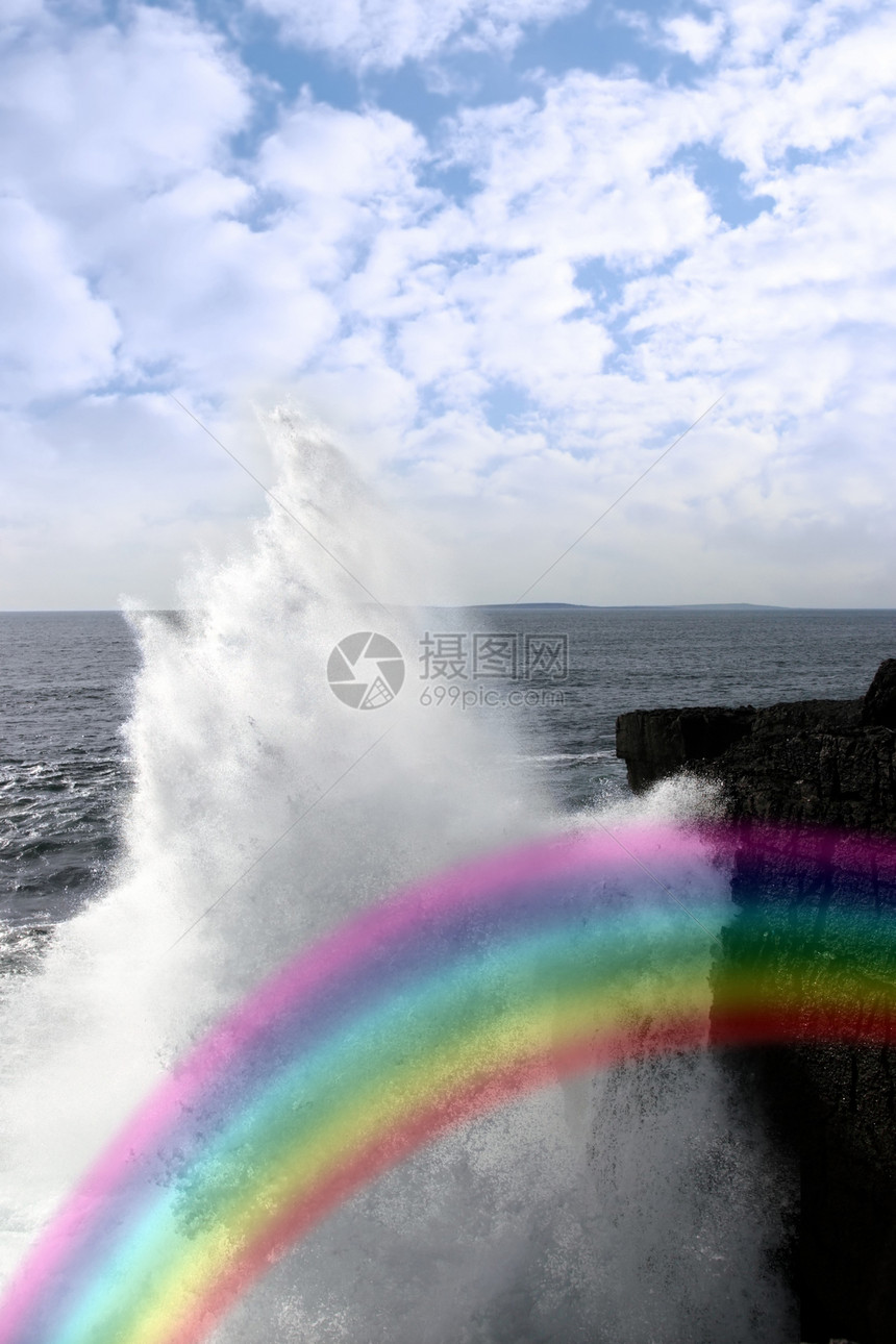 海岸悬崖上有彩虹的巨浪图片