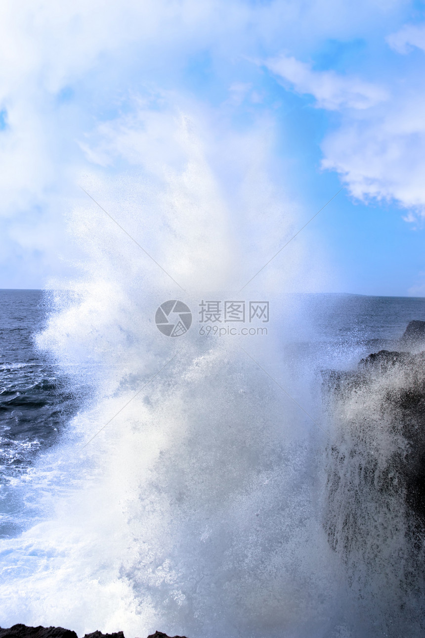 悬崖上坠落的巨浪图片