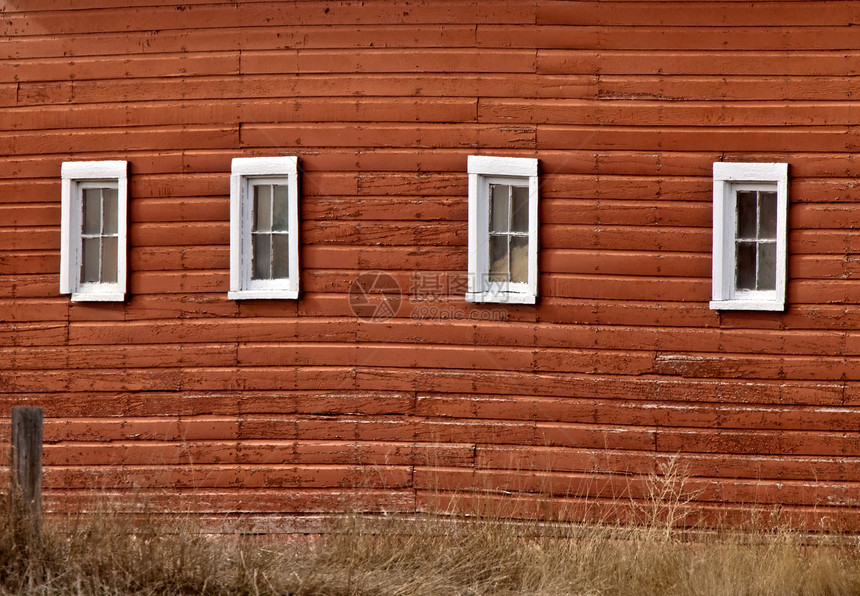带有窗户的旧红仓库红色乡村场地天空风景农业建筑木头国家农场图片