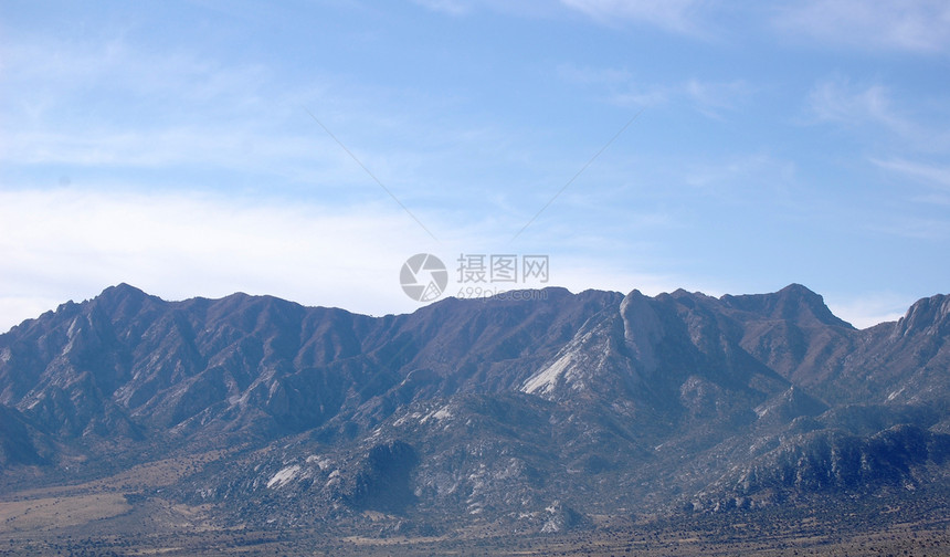 岩石和天空背景爬坡地球巨石丘陵山脉红色石头灰色棕褐色图片