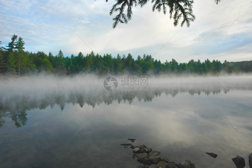 从荒野的湖边起雾而来支撑池塘反射薄雾图片