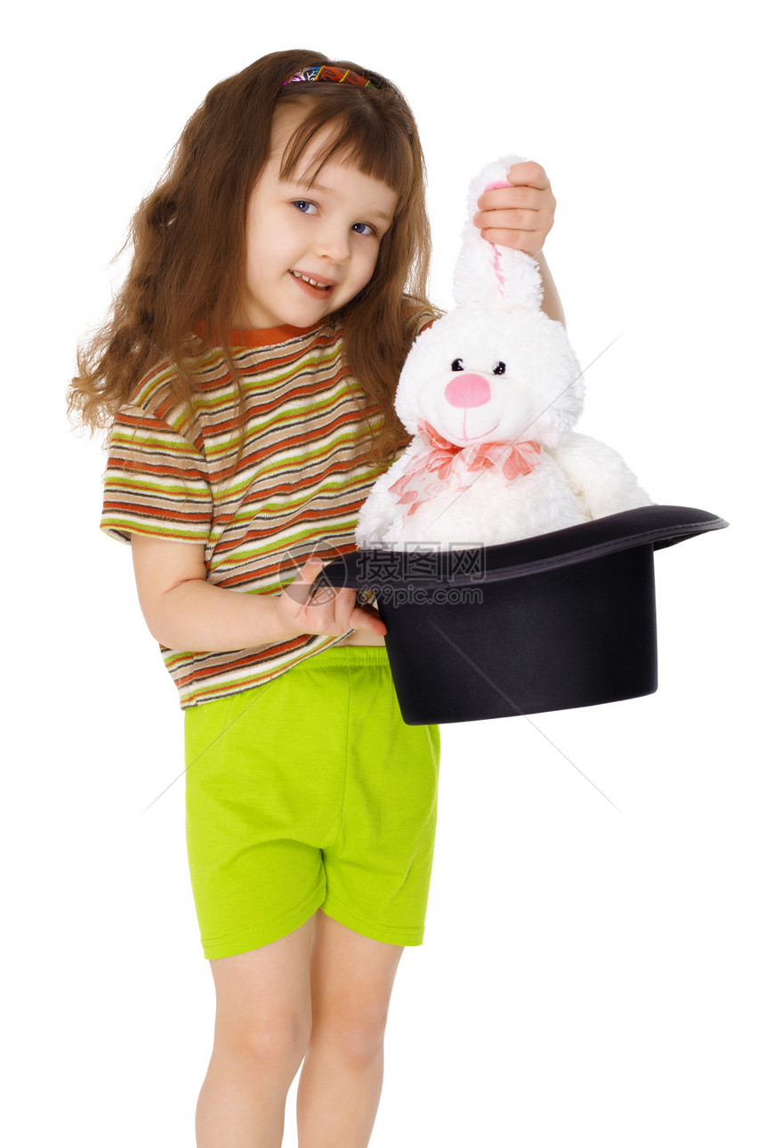 孩子把兔子从帽子里拿出来 像白的魔术师一样图片