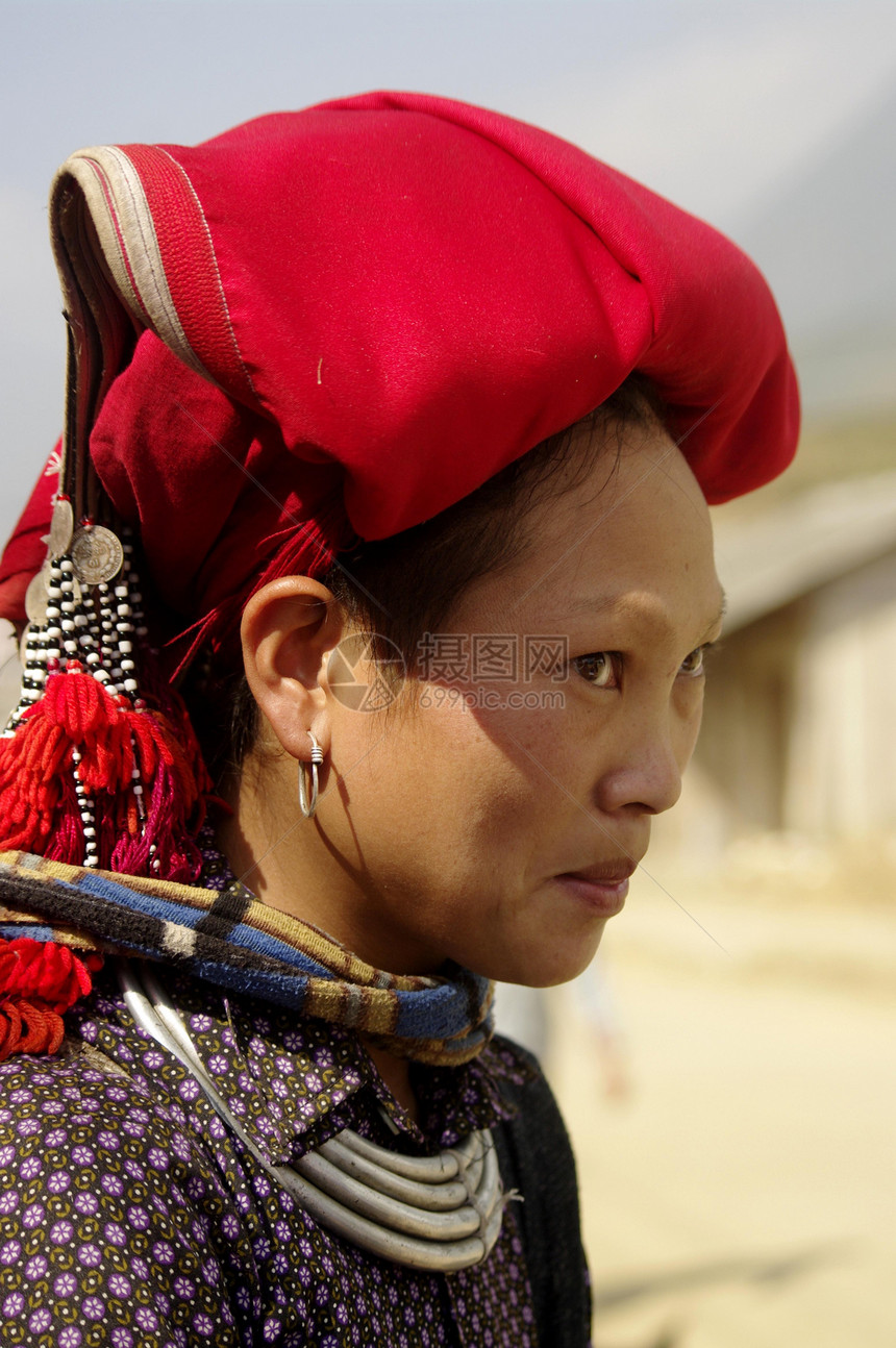 红道族妇女红色头饰裙子传统民俗戏服种族红道民族乡村图片