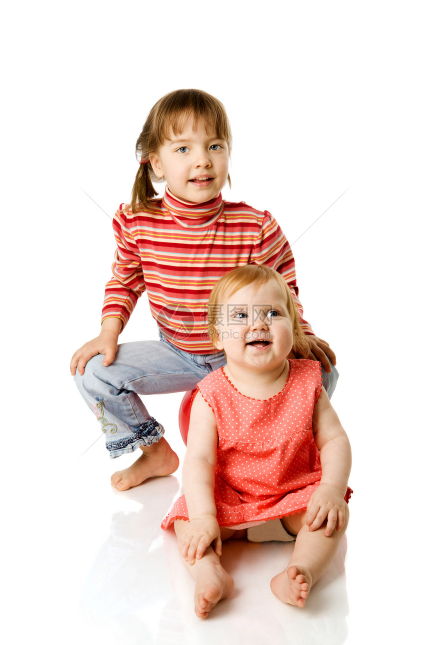 两姐妹会喜悦乐趣婴儿兄弟姐妹工作室表哥拥抱姐妹快乐孩子们图片