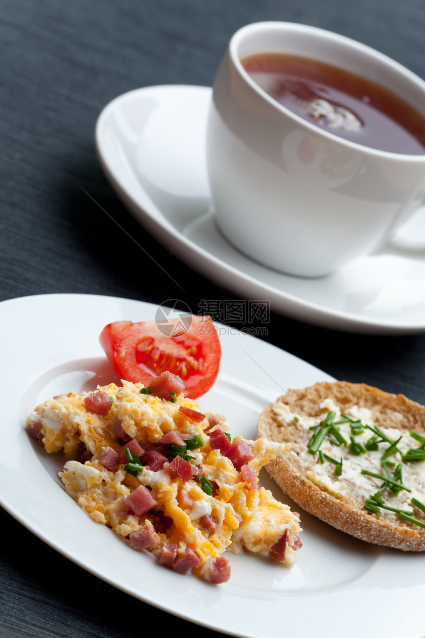 白盘上的炒鸡蛋和火腿立方体早餐面包白色黄色服务食物黑色韭菜杯子熏肉图片