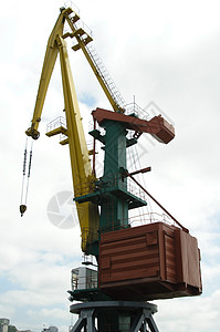 起重机运输电梯城市码头货物起重港口设备停泊高清图片素材