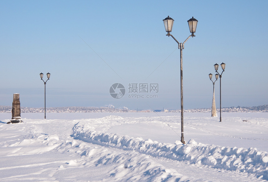 冬季风景蓝色栅栏长廊火车站降雪天空场景全景旅行海景图片