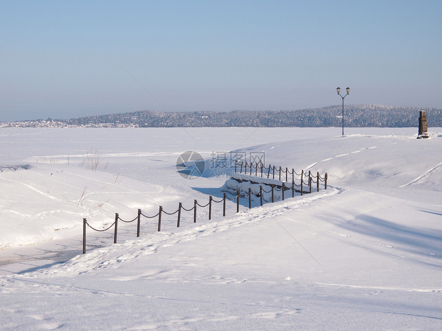 冬季风景栅栏火车站降雪蓝色全景场景灯笼气候海岸天气图片