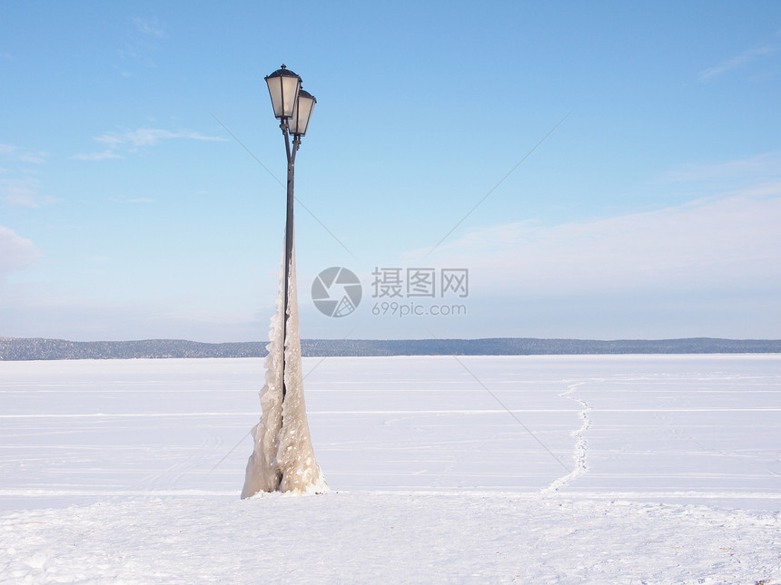 冬季湖边的绿灯侠蓝色海洋旅行降雪天气天空海岸线海岸灯笼踪迹图片