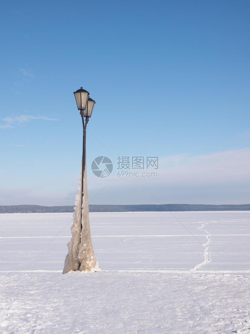 冬季湖边的绿灯侠海景海洋海岸线海岸踪迹全景气候旅行栅栏长廊图片