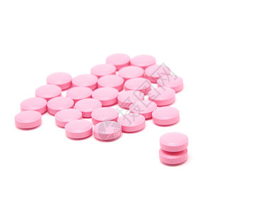 白色上的粉红平板止痛药药片保健制药宏观帮助粉色药物药品紫色背景图片