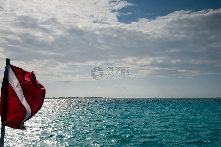 向下分旗旗帜海洋白色地区假期潜水天空红色潜水员信号图片