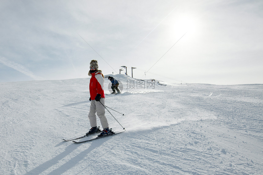 滑雪女士白色爬坡闲暇活动旅行青年运动娱乐高山图片
