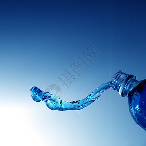 游水塑料环境流动瓶子饮料白色聚合物氯化物茶点蓝色背景图片