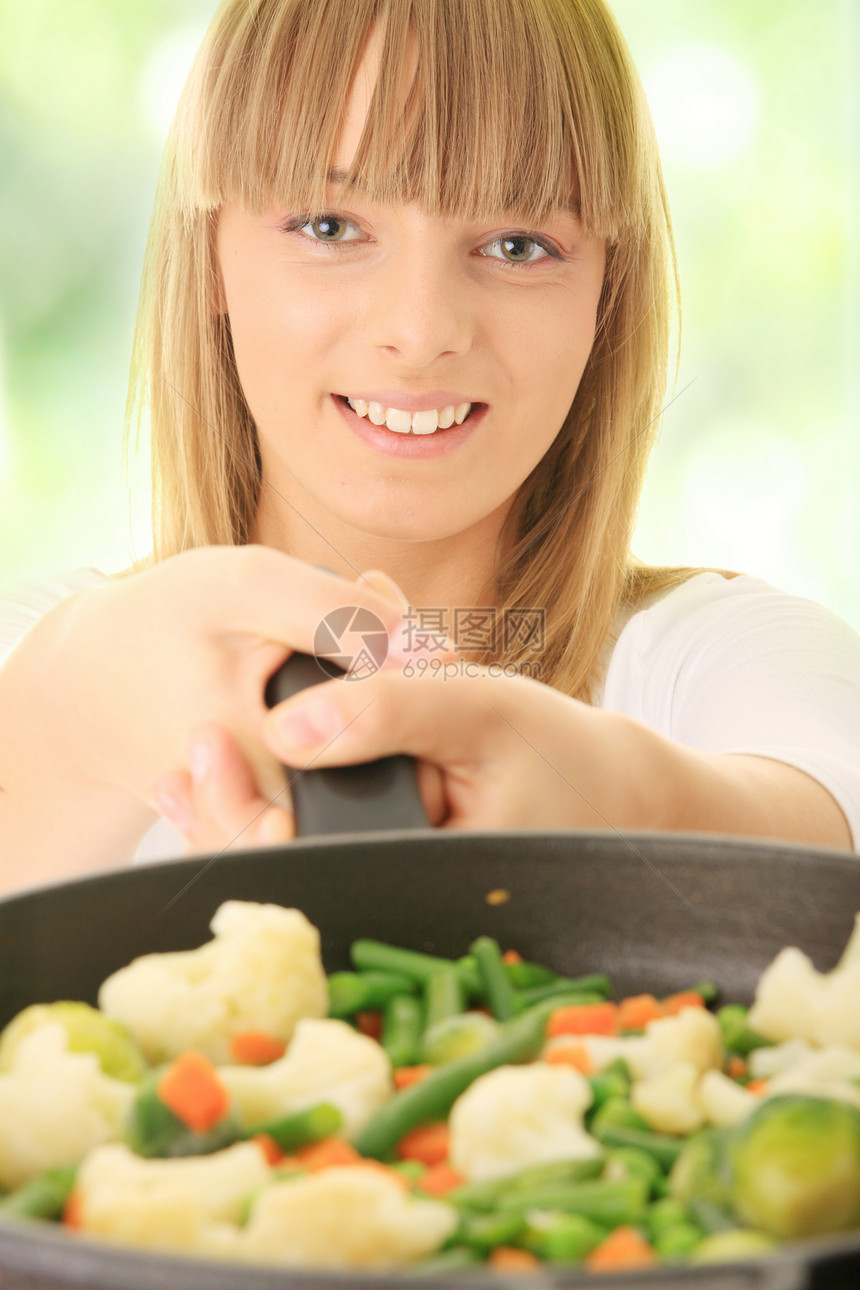 青年妇女烹饪食品生活老年厨房女性女孩平底锅房子午餐喜悦头发图片