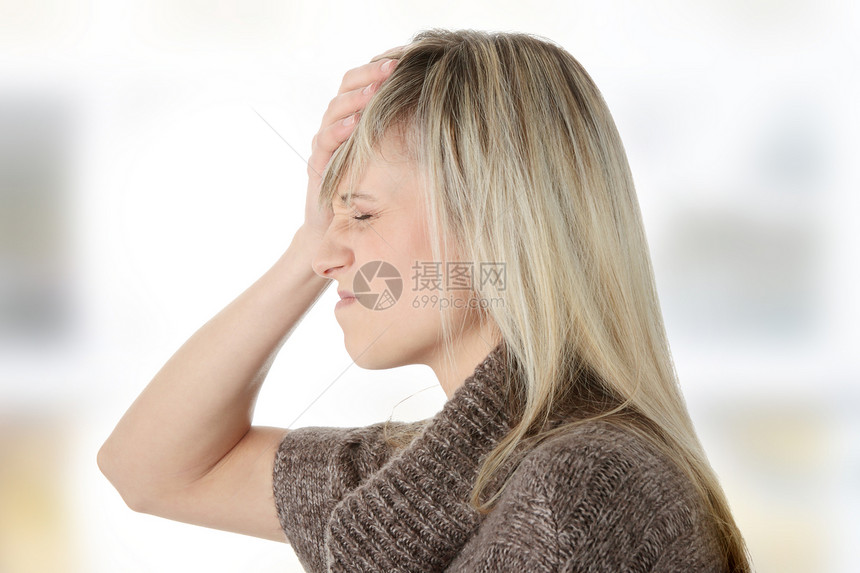 头头痛的妇女握着她的手顶着头部卫生疾病女士工作病人成人症状女性并发症压力图片
