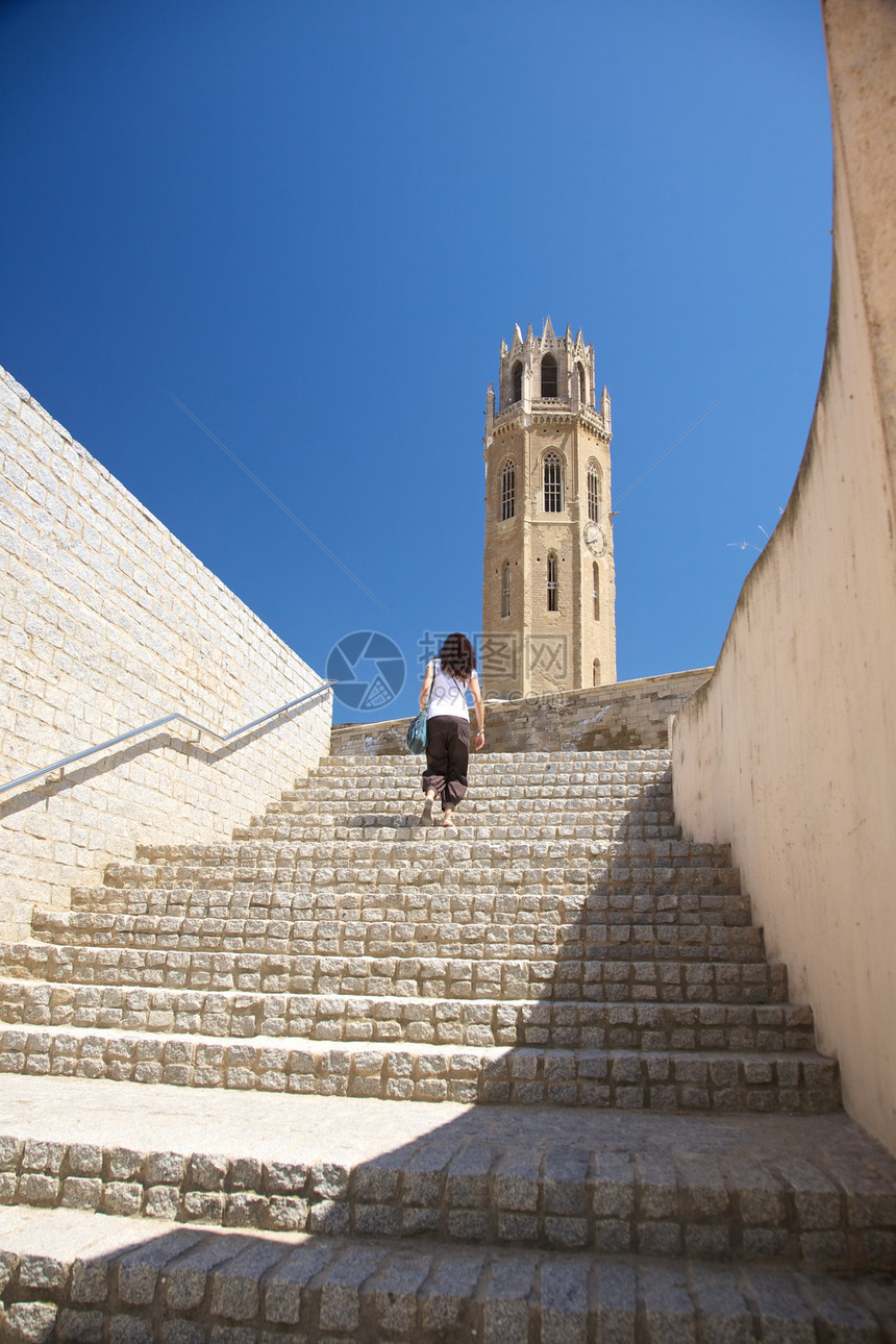 女士上楼到Lleida市大教堂图片
