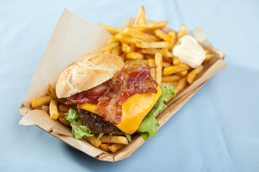 带培根和薯条的芝士汉堡饮食洋葱包子食物午餐面包小吃图片