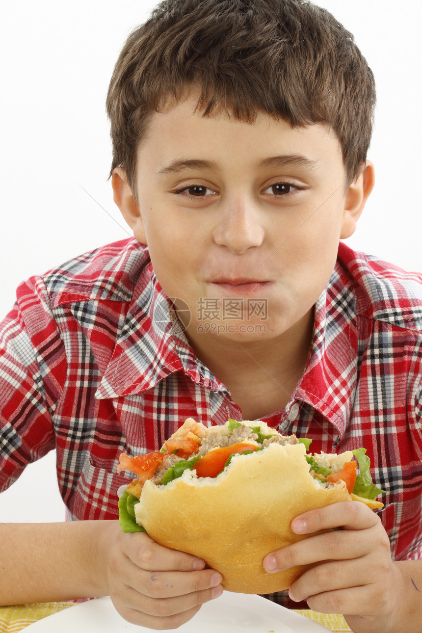 男孩吃一个大汉堡包垃圾食物晚餐营养青少年小吃工作室重量午餐孩子图片