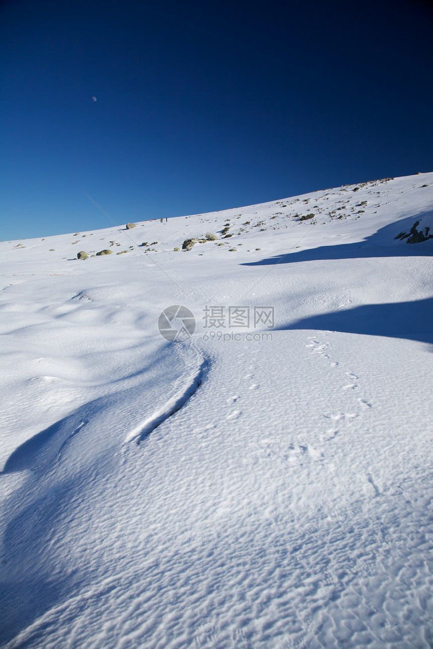 雪山水库石头乡村国家岩石白色液体蓝色爬坡图片