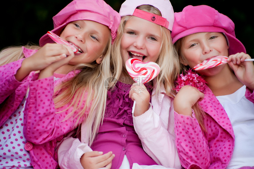 吃棒棒糖拥抱裙子夹克眼神糖果孩子们朋友们食物童年友谊图片