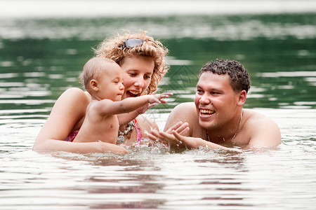 幸福的家庭在水中背景图片