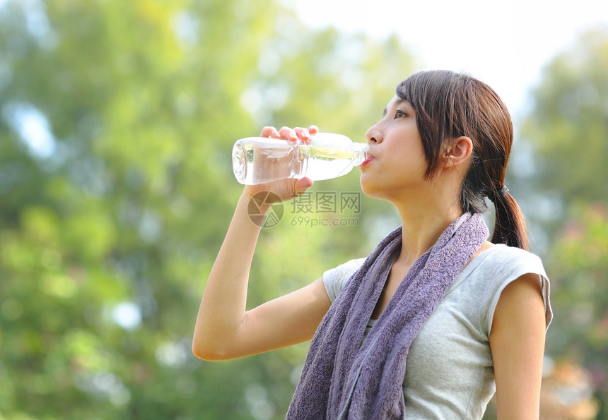 妇女运动后饮水女孩瓶子运动装女士幸福公园快乐女性福利训练图片