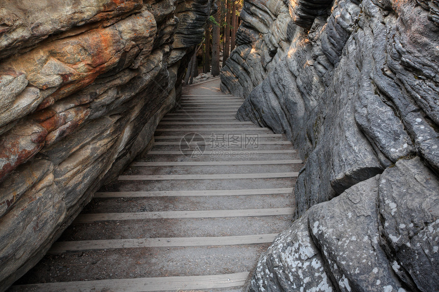 贾斯珀国家公园阿塔巴斯卡瀑布的岩石楼梯旅行场景水平风景图片