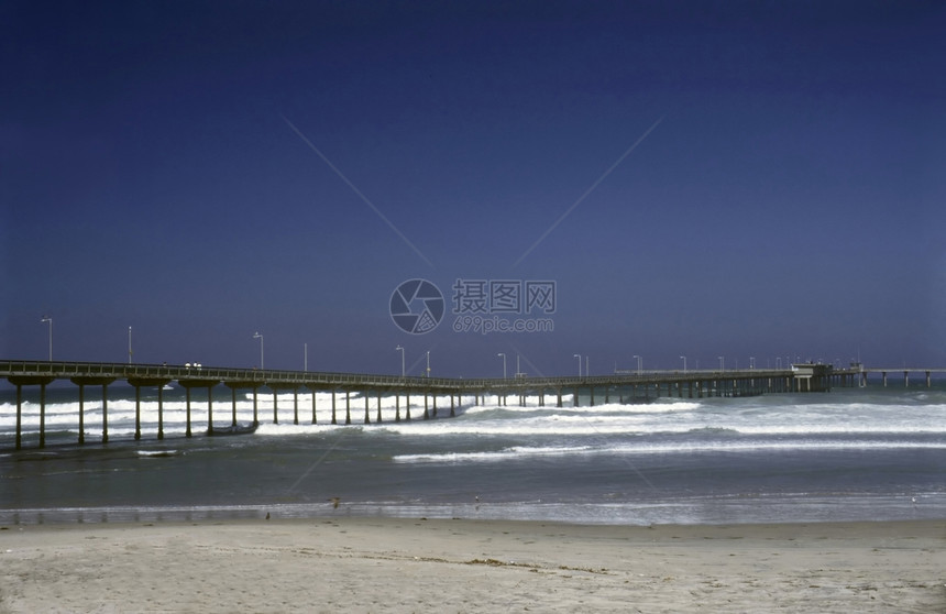 码头海滩海洋海鸥支撑天空蓝色海岸图片