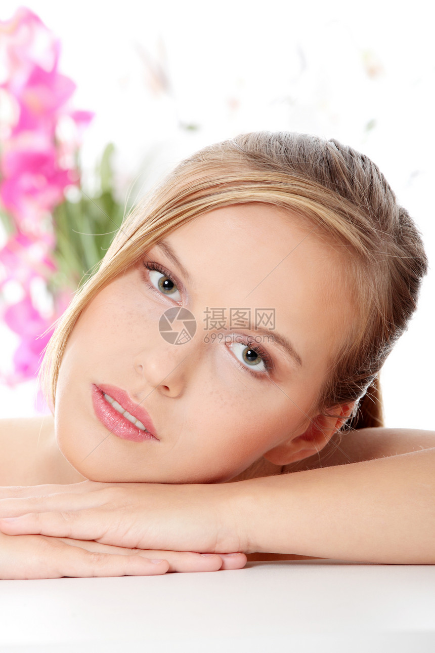 美丽的金发美女少女女子淋浴洗澡化妆品肩膀皮肤温泉治疗眼睛青少年卫生图片