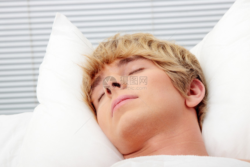男人睡在床上棉被枕头寝具房间卧室微笑午睡说谎床单男性图片