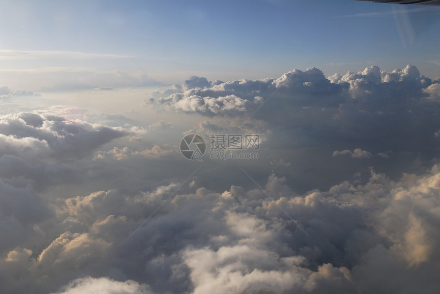 云层之上日落鸟瞰图日出天空白色航空公司风景地平线蓝色航班图片