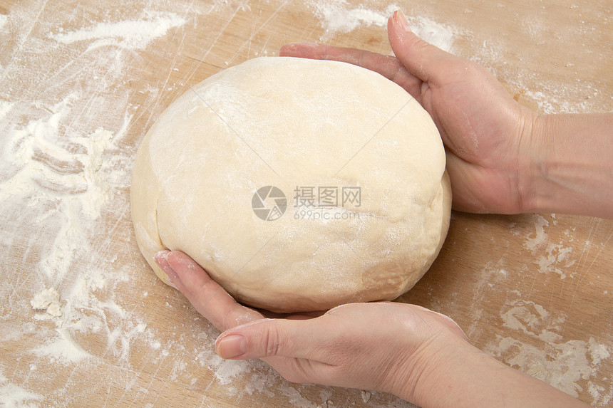 Kneading 面金面包师厨房手指面粉烘烤食物生活烹饪女士图片